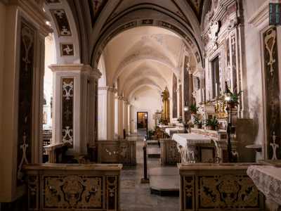I marmi policromi trionfano nella pavimentazione, nella decorazione dell�altare e nelle nicchie poste nelle navatelle